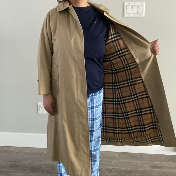 Burberrys trench coat - Picture 4 of 13